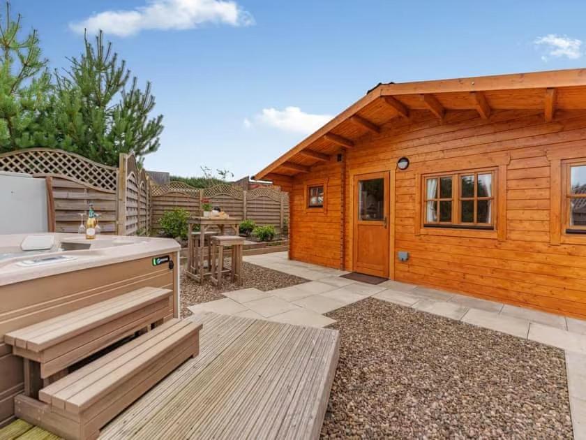 Lochinvar - Clydesdale Log Cabin With Hot Tub Airdrie Exteriér fotografie